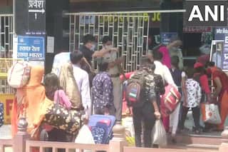 केजरीवाल की अपील का नहीं दिखा असर, दिल्ली में लॉकडाउन लगते ही घरों के लिए निकले प्रवासी श्रमिक