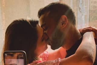 Anita Hassanandani हुईं पति रोहित के साथ इंटिमेट, LIP LOCK वाली पर्सनल फोटो हुई VIRAL-Pics