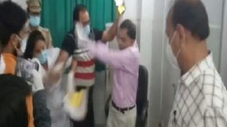 'Hai Teri Aukat': Doctor & Nurse at UP Hospital Get Into Ugly Fight, Slap And Abuse Each Other | Watch Video