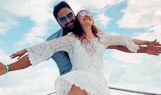 पति के साथ रोमांटिक पोज़ दे रही थीं Shefali Jariwala, तभी उड़ गई स्कर्ट और...