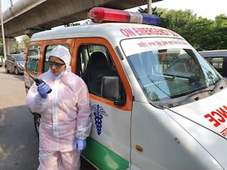 First Ambulance Woman: कैंसर से हैं पीड़ित, फिर भी दिन-रात कर रहीं कोरोना मरीजों की सेवा, लोग कर रहे नमन