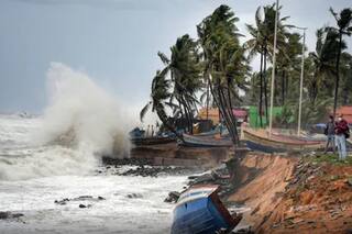 Cyclone Tauktae: महाराष्ट्र और गुजरात पहुंचा चक्रवात 'तौकते', मुंबई एयरपोर्ट बंद, गुजरात में येलो अलर्ट जारी
