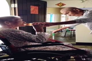 बूढ़े पत्नी को पति ने पिलाया पानी, वीडियो देख लोग हुए इमोशनल, बोले-प्यार आखरी सांस तक रहता है, देखें Viral Video