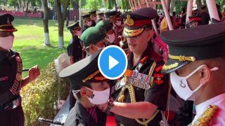 Video: पुलवामा हमले में शहीद मेजर की पत्‍नी ने पहनी आर्मी की वर्दी, लेफ्टिनेंट जनरल ने कंधों पर लगाए स्टार