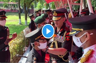 Video: पुलवामा हमले में शहीद मेजर की पत्‍नी ने पहनी आर्मी की वर्दी, लेफ्टिनेंट जनरल ने कंधों पर लगाए स्टार