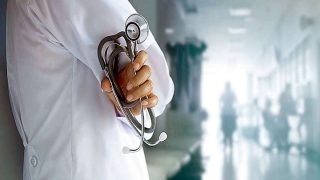 UP News: उत्तर प्रदेश में 17 सरकारी डॉक्टरों ने दिया इस्तीफा, बोले- सम्मान की जगह अभद्र व्यवहार हुआ
