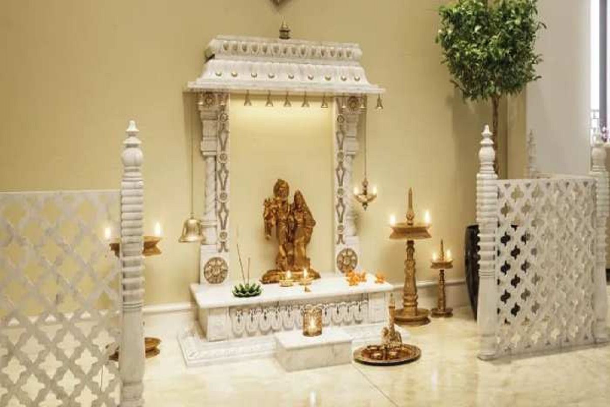 Vastu Tips: घर के मंदिर में भगवान की ऐसी मूर्ति लगाएंगे तो खुलेंगे धन  प्राप्ति के रास्ते