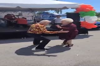 बुजुर्ग कपल ने रॉक म्यूजिक पर किया धमाकेदार डांस, लोग बोले- दिल तो बच्चा है जी...देखें Viral Video