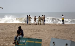 After Battering Mumbai, Cyclonic Storm Tauktae Hurtles Towards Gujarat Coast, 1.5 Lakh People Moved to Safer Places