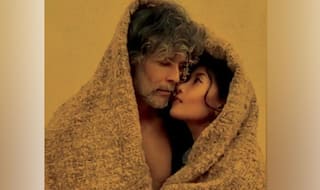 Milind Soman पत्नी Anikta संग रोमांस की चाशनी में डूबे आते हैं नज़र, देखिए लिपलॉक वाली इंटीमेट Pictures