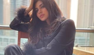 Dubai में खुले आसमां के नीचे पोज़ देती नज़र आईं Mouni Roy, काले कपड़ों में 'नागिन' ने दिल पर चलाई छुरियां