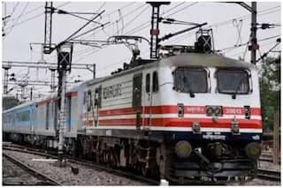 IRCTC/Indian Railways: रेलवे ने बंद किए यात्री हेल्पलाइन के दो नंबर, अब इस नंबर से मिलेगी जानकारी