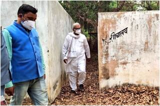 BJP MP ने हाथ से साफ की कोविड केयर सेंटर की बाथरूम शीट, वायरल हो रहा वीडियो