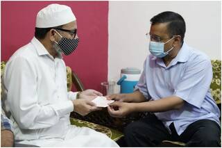 दिल्ली: डॉक्टर अनस के परिजनों को केजरीवाल ने सौंपा एक करोड़ का चेक, कोरोना से हुई थी मौत