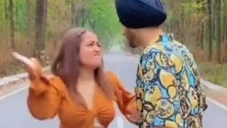 Neha Kakkar ने बीच सड़क पर रोहनप्रीत को जड़ दिया जोरदार थप्पड़! पति बोला- क्या किस्मत में पिटाई... VIDEO VIRAL