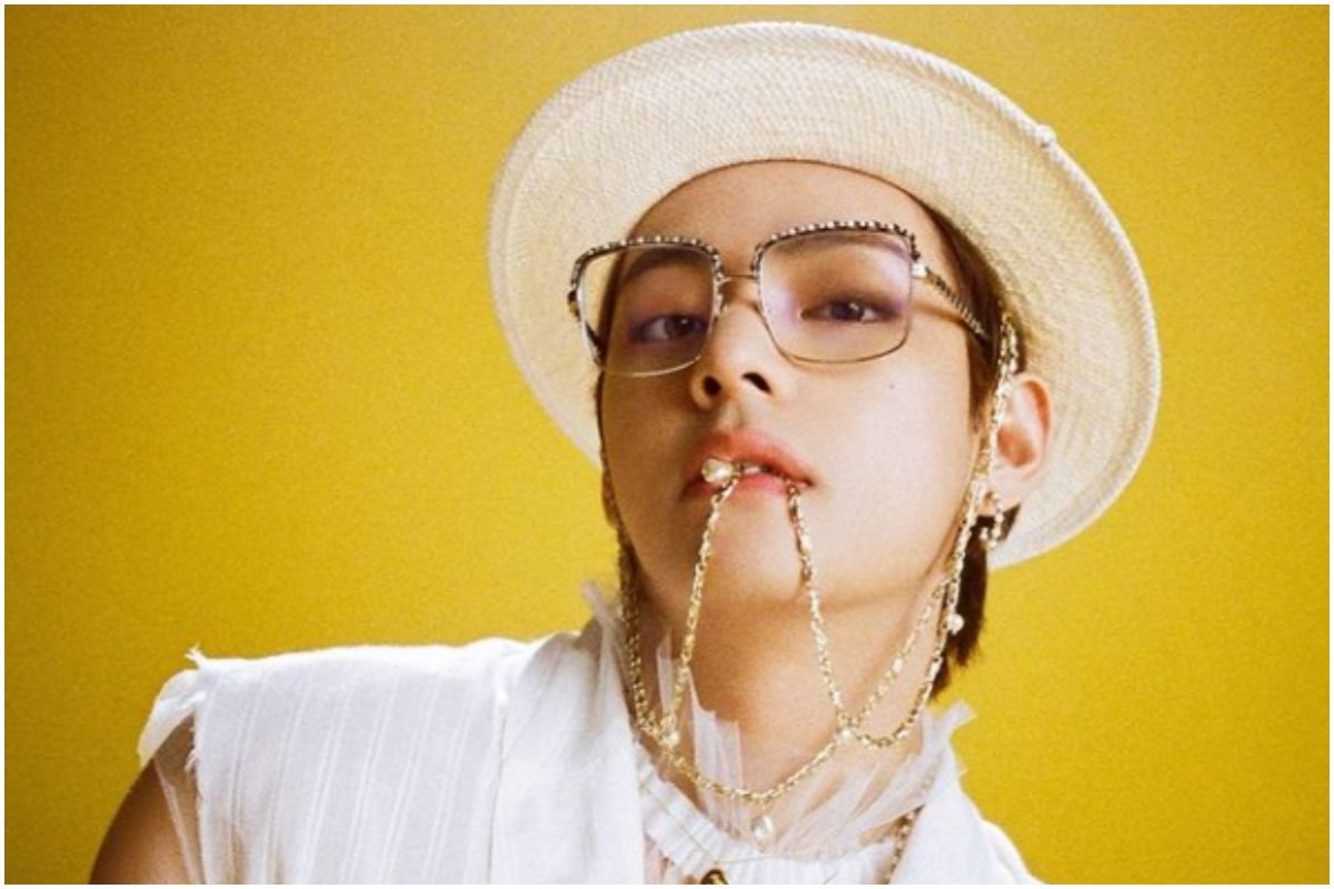 Chanel on Twitter  Kim taehyung, Taehyung photoshoot, V taehyung