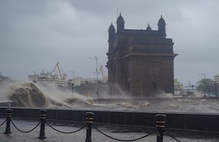 Mumbai Local News: चक्रवात ताउते का कहर, मुंबई में भारी बारिश की संभावना