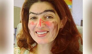 Twinkle Khanna का किसने किया ये हाल, चेहरे पर लिपस्टिक पोत दी