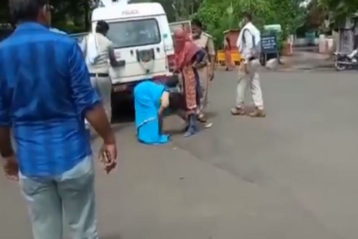 Viral Video: Woman Brutally Kicked, Punched By Cops in Madhya Pradesh For Not Wearing Mask | Watch