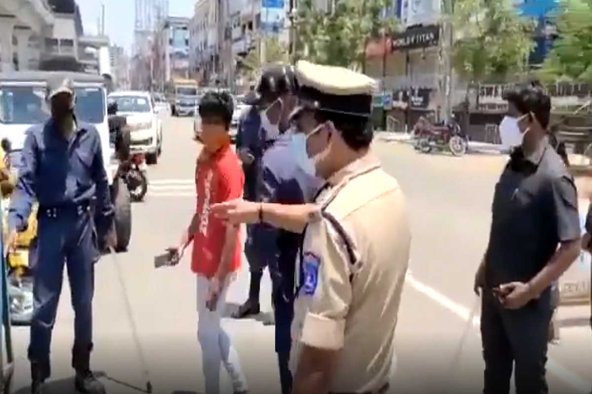 Zomato, Swiggy Delivery Boys Stopped by Hyderabad Police For 'Flouting' Lockdown Rules | WATCH