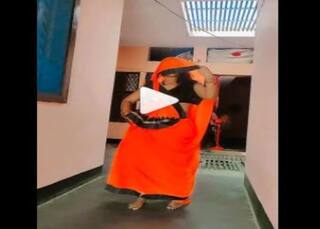 Bhabhi Ka Dance: घूंघट में भाभी का कमरतोड़ डांस, देख लोग बोले- कसम से...कमरिया लॉलीपॉप लागेलू | Video Viral