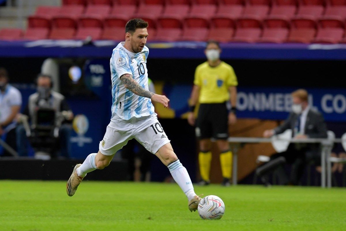 Lionel Messi Scores a Stunning Free-Kick Against Ecuador, Helps Argentina  Qualify for Copa America 2021 (Watch Video)