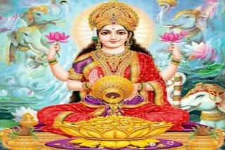 शुक्रवार के उपाय: धनवान बनाएंगे शुक्रवार के दिन अपनाएं गए ये अचूक उपाय, बरसेगी मां लक्ष्मी की कृपा