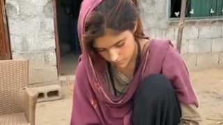 Pakistani Chulhe Wali Ladki: This Awe-Inspiring Beauty is Viral Again, This Time For Simply Cutting Veggies