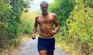 शर्टलेस होकर चेहरे पर दही लगाए सड़कों पर दौड़े   Milind Soman, लोगों को याद आई न्यूड वाली बात
