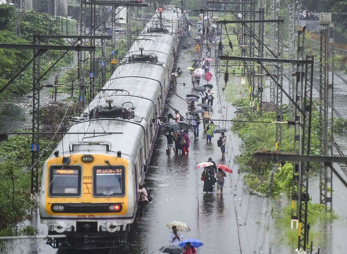 mumbai-local-train-status-today-19-july-2021-services-resume-on-central-harbour-line-due-to