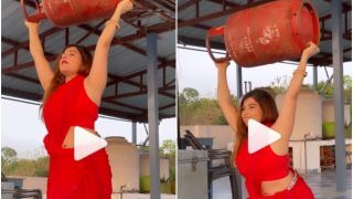 Viral Video: Woman Wearing Red Saree Performs Squats By Lifting a Cylinder, Netizens Are Impressed | Watch