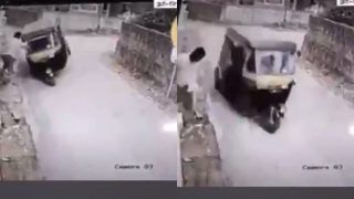Desi Auto Correct? This Viral Video of a Man Saving an Autorickshaw from Overturning Has Impressed Anand Mahindra | WATCH