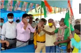 WB News: TMC में शामिल हुए BJP के 150 कार्यकर्ता, पहले सैनिटाइजर से किया 'शुद्धिकरण', देखें वीडियो