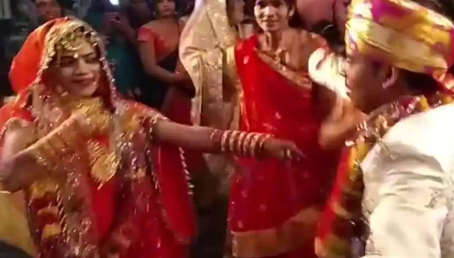 Haryanvi Hot Bomb Sapna Choudhary Flaunts Her Sexy Thumkas With Punjabi  Singer Deep Money on Teri Aakhya Ka Yo Kajal â€“ Watch | India.com