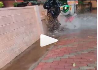 Bike Stunt Video Viral: बाइक से स्टंट कर रहा था लड़का, तोड़ दी पड़ोसी की पूरी दीवार, लोग बोले- वाह बेटे वाह...