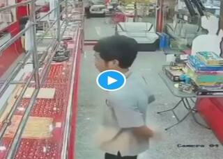 Gold Chain Thief Video: सुनार की दुकान से सोने की चेन पहनकर भागने लगा लड़का, फिर जो हुआ वो चोर ने कभी नहीं सोचा होगा...