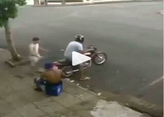 Bike Stunt Video Viral: बाइक से स्टंट करने की कोशिश कर रहा था लड़का, बिगड़ा बैलेंस, दिमाग ठिकाने आ गया!