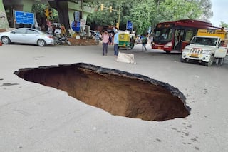 दिल्ली में IIT फ्लाईओवर के नीचे सड़क धंसने से बनी खाई, कांग्रेस बोली- जमीन फाड़कर निकली 300 यूनिट फ्री बिजली