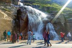 Massive Crowd at Hill Stations: Centre Reviews Situation, Himachal Tightens Vigilance at Tourist Spots | 10 Points