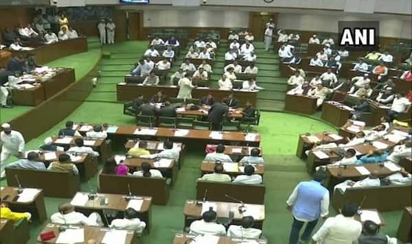 महाराष्‍ट्र विधानसभा स्‍पीकर ने अभद्रता करने पर बीजेपी के 12 विधायकों को एक  साल के लिए सस्‍पेंड किया - Maharashtra assembly speaker suspends bjp mlas  for one year for ...