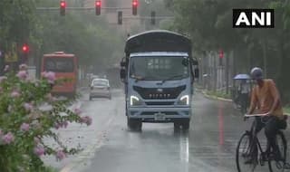 Delhi weather latest update: आखिरकार दिल्ली पहुंचा मॉनसून, तेज हवा के साथ हुई झमाझम बारिश