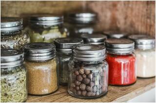 रसोई की इन चीजों को खत्म होने से पहले ही कर दें फुल, वरना रूठ जाएंगी माता लक्ष्मी, दाने-दाने को हो जाएंगे मोहताज