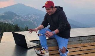 वादियों के बीच लैपटॉप लेकर काम करते नज़र आए वरुण शर्मा, पहाड़ों पर ऑफिस खुल गया