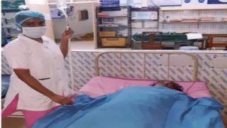 Doctors Nahi Ye Hain Bhagwan: बाढ़ प्रभावित जिले में मरीज की जान बचाने पानी में तैरकर अस्पताल पहुंचे डॉक्टर, नर्स