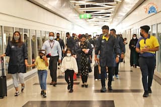 MS Dhoni वाइफ और बेटी के साथ पहुंचे UAE, सोशल मीडिया पर तस्वीर Viral