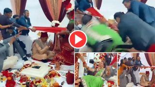 Shadi Ki Rasm: विवाह की रस्म के बीच पंडित जी के ऊपर गिर पड़े रिश्तेदार, फिर बुरी तरह हंसने लगे | Viral हुआ Video