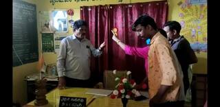 नर्स ने अश्लील मैसेज भेजने वाले हेडमास्‍टर की ऑफ‍िस में की पिटाई, वीडियो हुआ वायरल