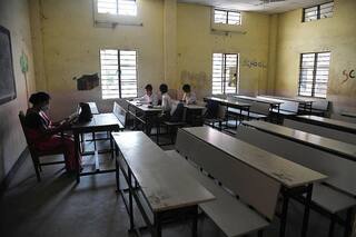 Heartwarming Gesture: 2000 Milkmen Donate Part of Their Incomes to Help Fund-Starved School