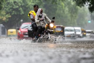 Delhi Traffic Alert: दिल्ली में भारी बारिश से कई जगहों पर जलजमाव, यातायात प्रभावित- इन रास्तों से बचने की सलाह