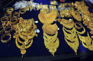Gold Price Today: अपने ऑलटाइम हाई से 10,000 रुपये सस्ते में मिल रहा है सोना, जानिए- आज क्या हैं 14-24 Ct सोने के भाव?